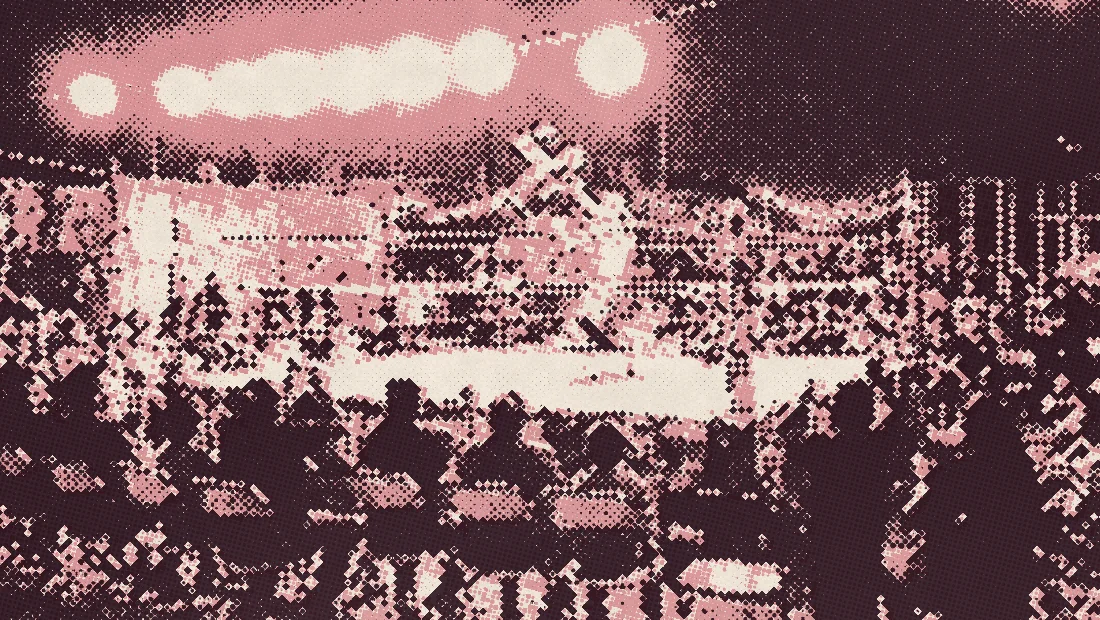 Función de alumnos de noche: dos luchadores en el ring bajo focos de cuerda, con familias sentadas en sillas plegables alrededor.